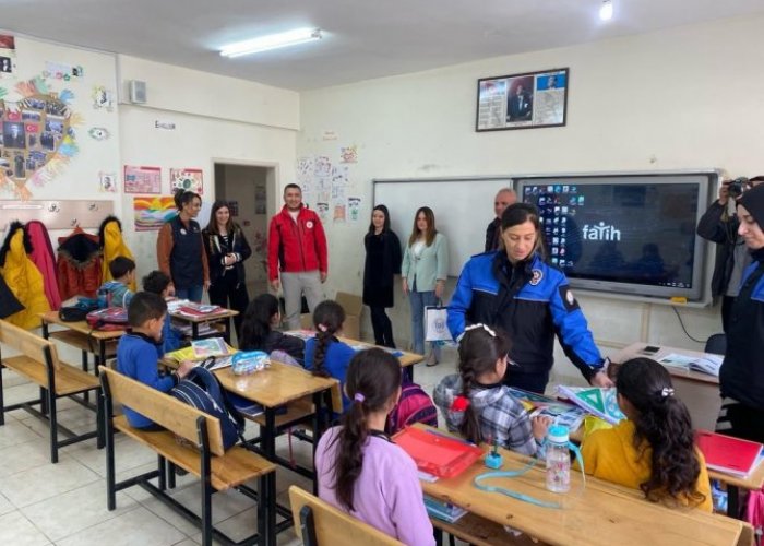 Hakkari polisi "Renkli Çizgiler Mutlu Çocuklar" ile sevindirdi