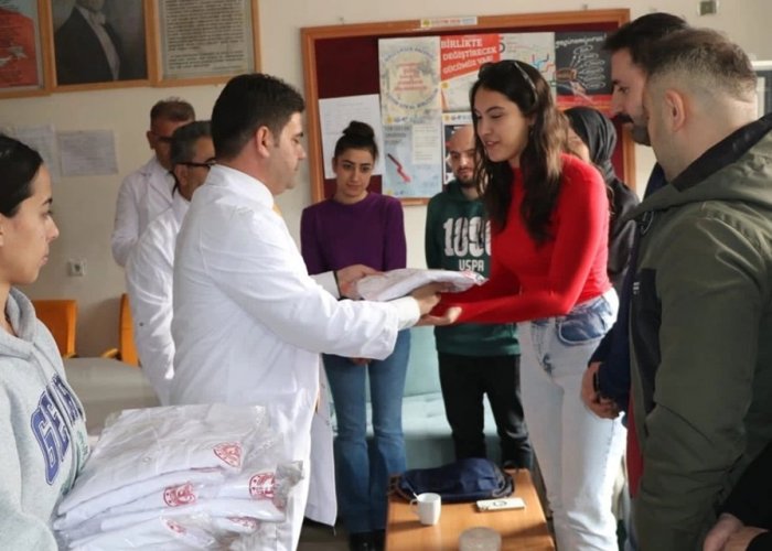 Öğretmenlere beyaz önlük dağıtıldı