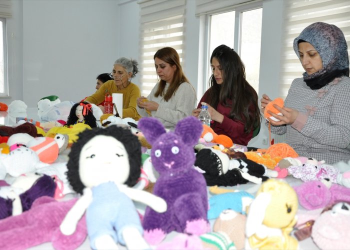 Çukurca'da usta öğretici kadınlar çocuklar için örgü bebek yapıyor