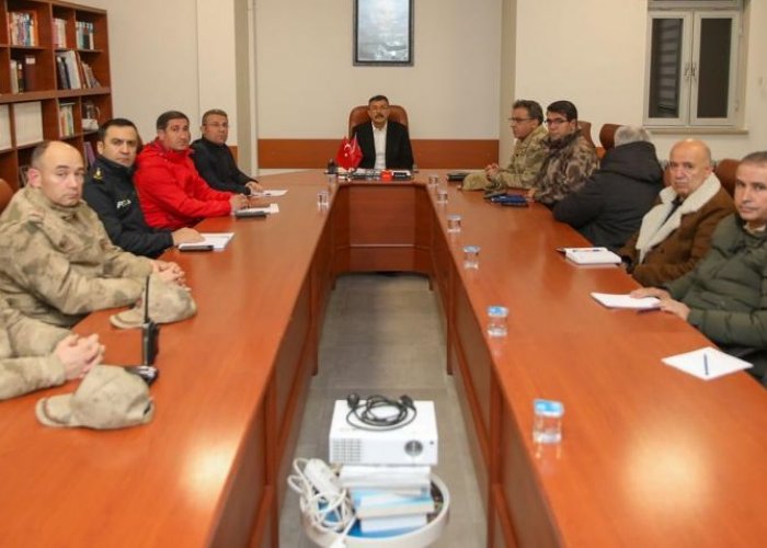 Deprem sonrası Vali Çelik Yüksekova'da!