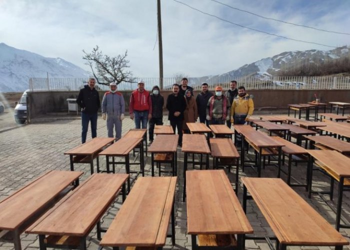 Okullar, usta öğreticilerin elleriyle güzelleşiyor