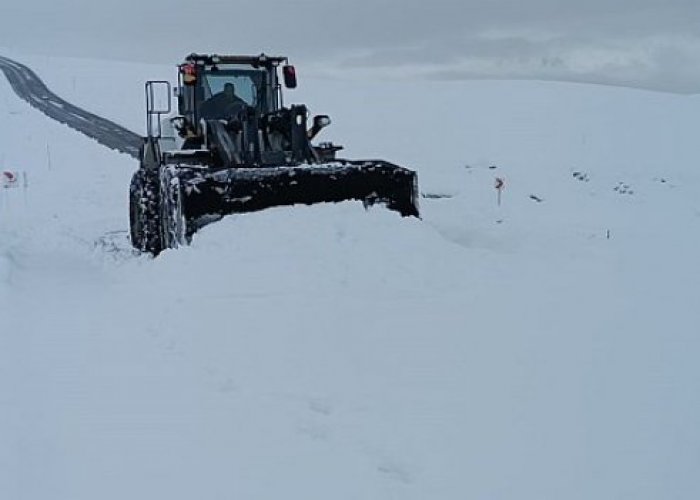 Hakkari'de 4 yerleşim yolu ulaşıma kapandı