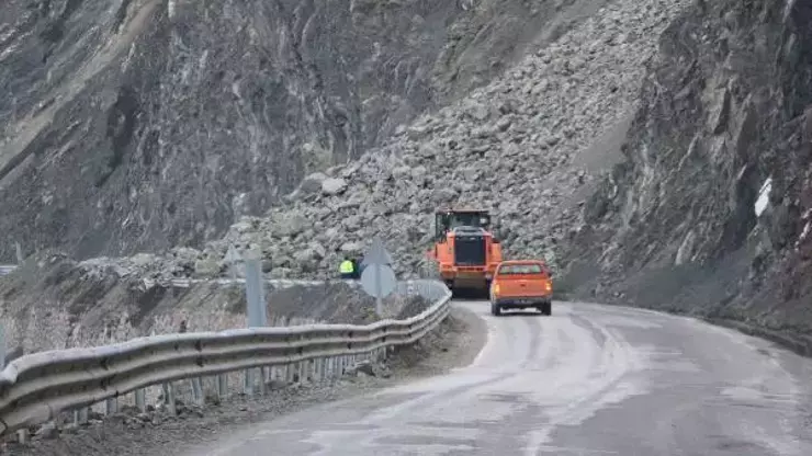 Hakkari- Yüksekova yolu heyelan nedeniyle yarım saat kapalı kaldı