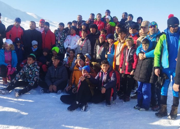 Yüksekova'da kayaklı koşu il birinciliği yarışması yapıldı