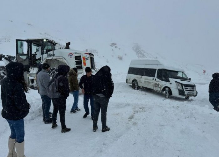 Hakkari bölgesinde karla mücadele sürüyor