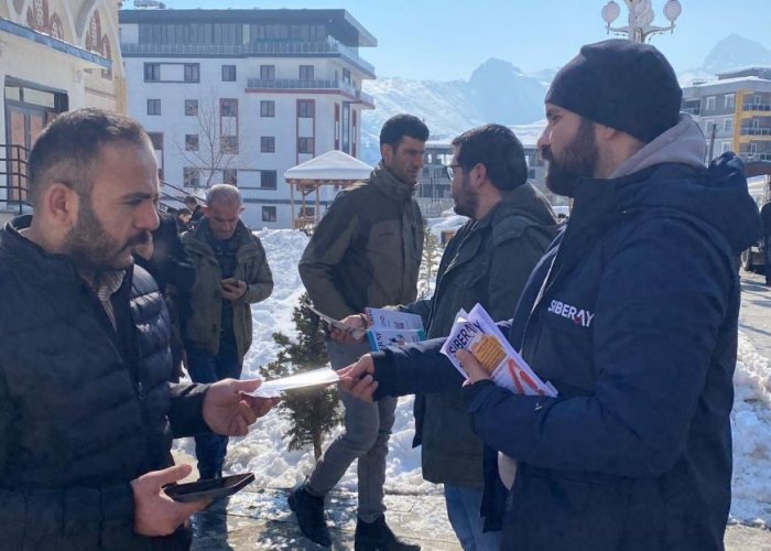 Hakkari polisi 'Siberay' bilgilendirme broşürü dağıttı