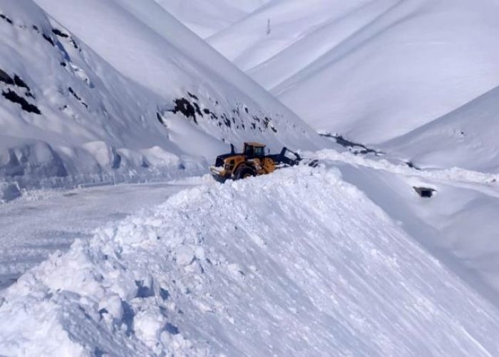 İran sırında bulunan Onbaşılar köyünün yolu kardan temizlendi