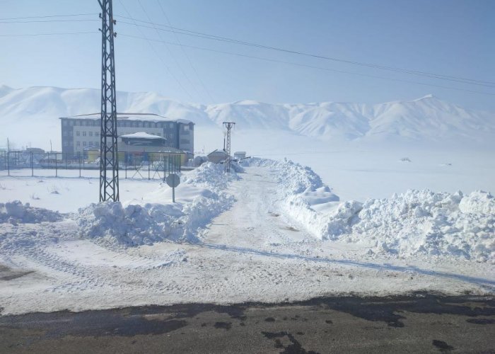 Yüksekova’da köy yollarında kar temizleme çalışmaları sürüyor