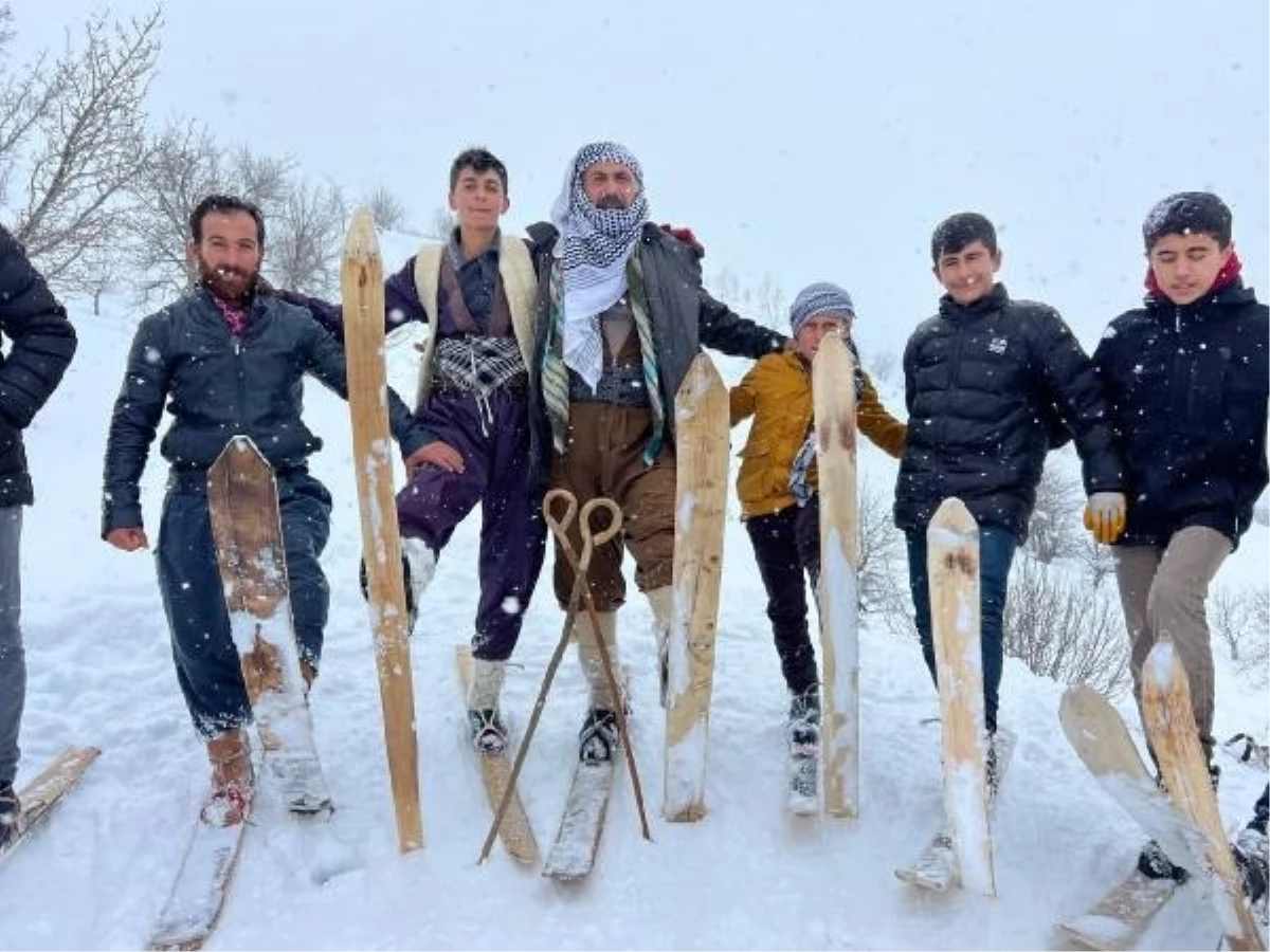 Şemdinlili gençler, kendi yaptıkları tahta kayaklarla kayıyor