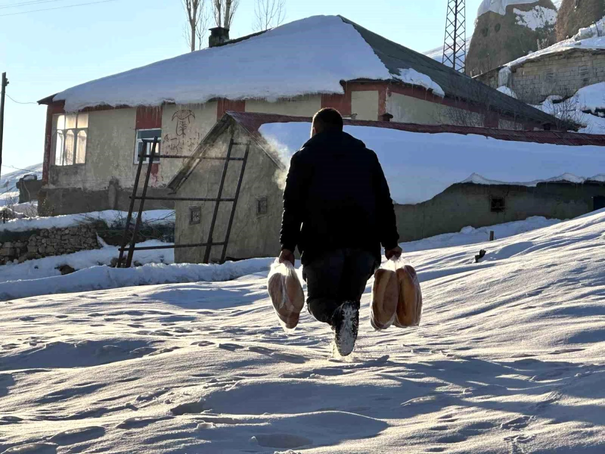 Depremde hayatını kaybedenlerin anısına ekmek dağıtıldı