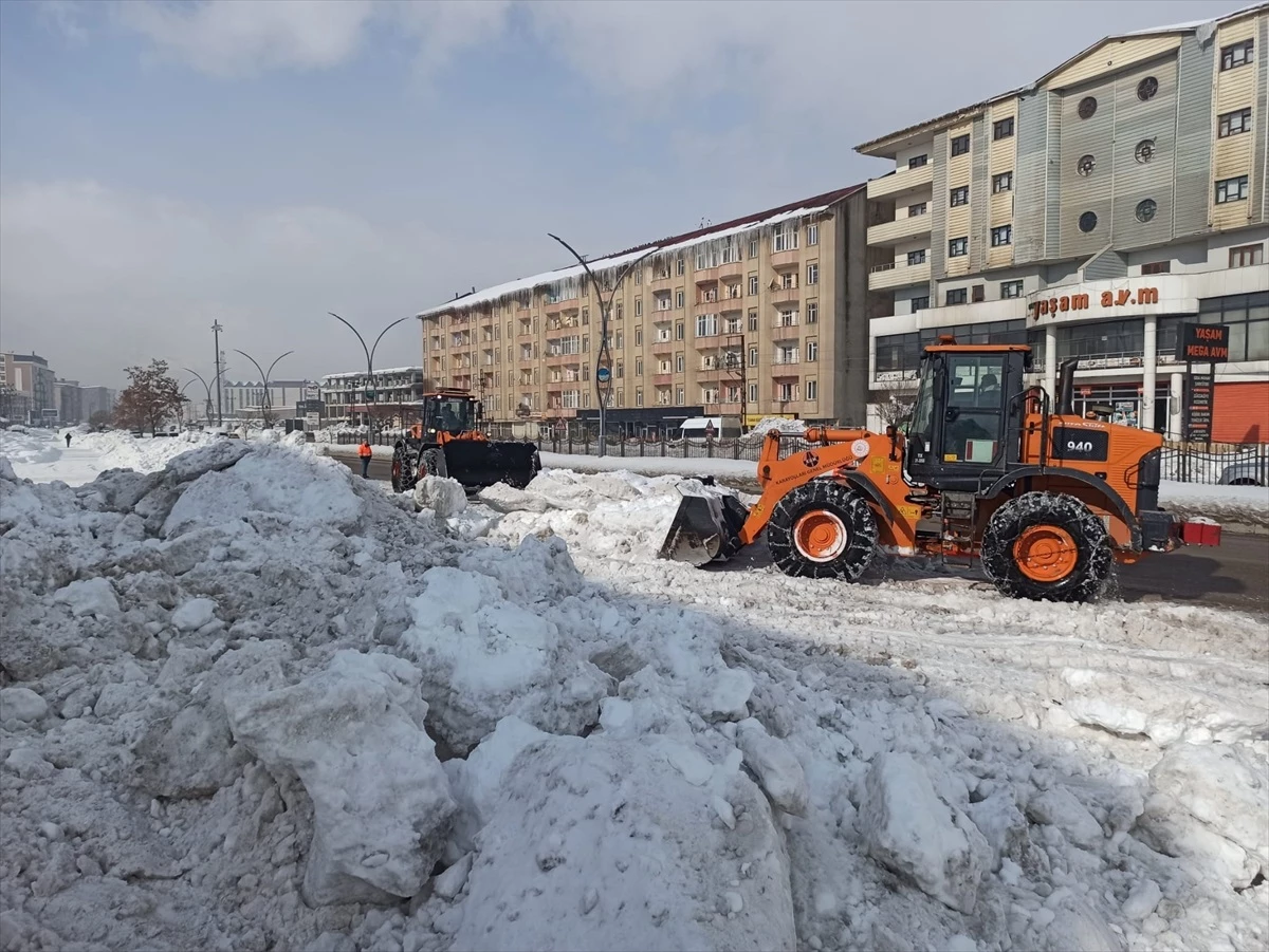 Yüksekova'da Kar Temizleme Çalışmaları Devam Ediyor