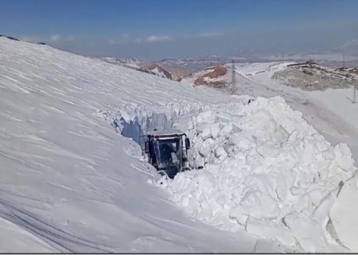 İş makineleri kar tüneli açarak geçti