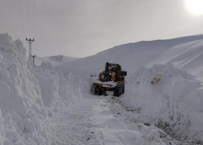 Yüksekova’da üs bölgesi yolunda karla mücadele çalışması