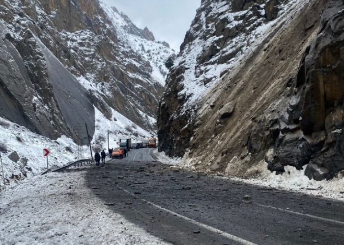 Hakkari-Van karayoluna kaya düştü