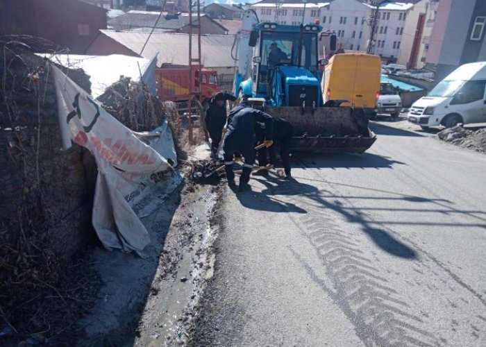 Hakkari belediyesi kanal temizliği başlattı