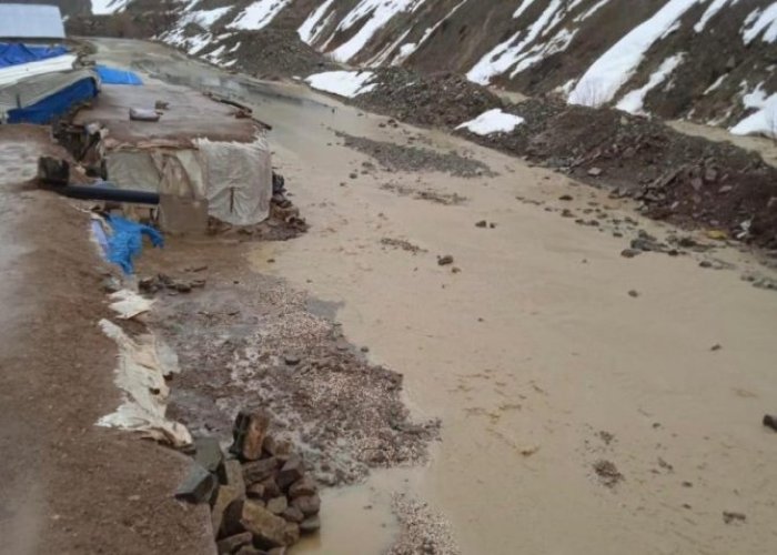 Yüksekova'da ahırları su bastı