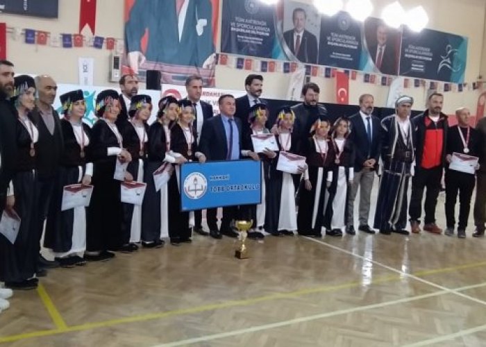 Hakkari'yi temsilen Ardahan'da yarışan folklor ekibi finale yükseldi