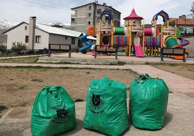 Kıran çocuk parkı çöplerden arındırıldı