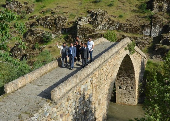 Tarihi Taş Köprü definecilerin hedefi oldu