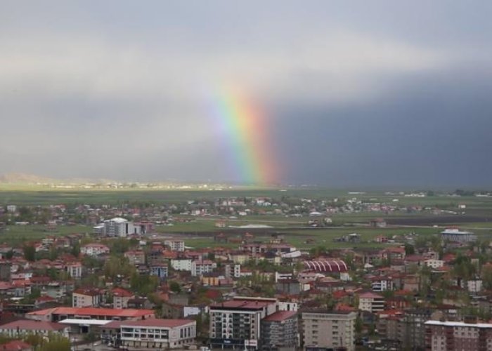 Yüksekova’da gökkuşağı görenleri hayran bıraktı