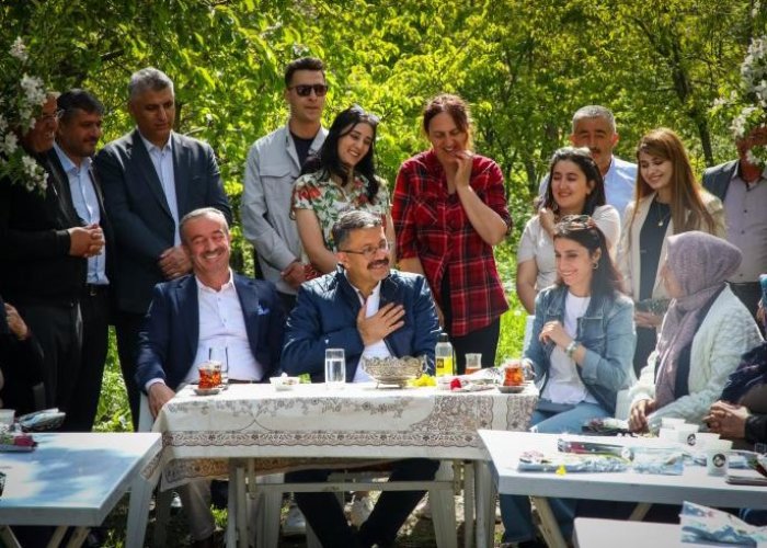 Vali Çelik kadınların kurduğu serayı ziyaret etti