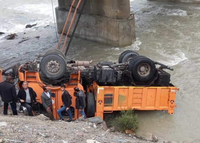 Karayollarının iş makinesi Zap Suyu’na yuvarlandı: 3 yaralı