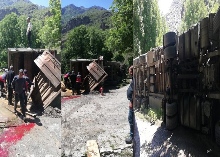 Hakkari'de Koçerlere ait tır devrildi: 3 yaralı
