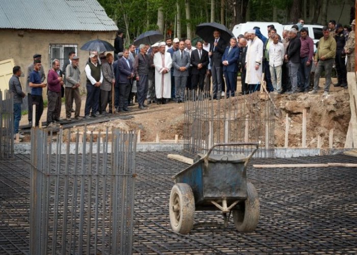 Vali Çelik, Yeşilova Camii temeli attı