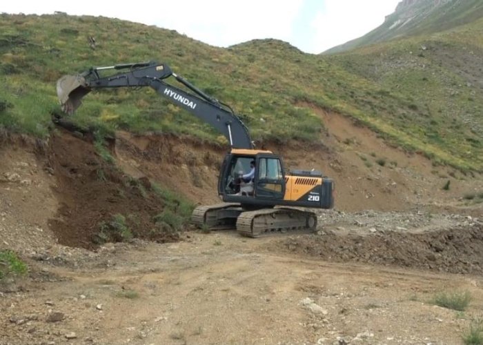 Derecik ilçesinde su ve yol çalışmaları başladı