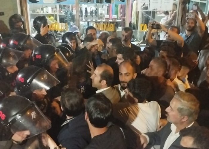 Dem Parti Milletvekilleri polisle tartıştı