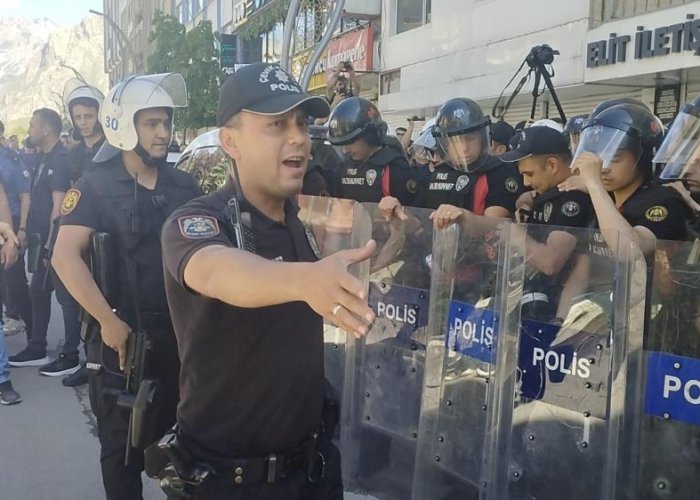 Hakkari’de olaylar çıktı: Polis amiri başından yaralandı