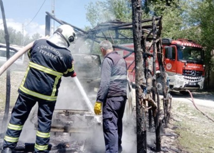 Yüksekova’da itfaiye yangınlara anında müdahale etti