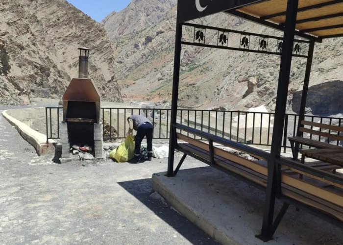 Hakkari-Van karayolu çöplerden temizlendi