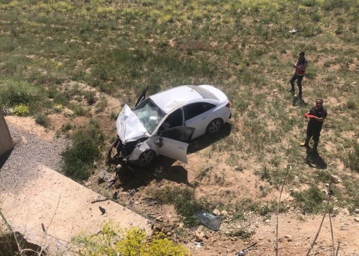 Başkale'de araç köprüden uçtu: 1 yaralı