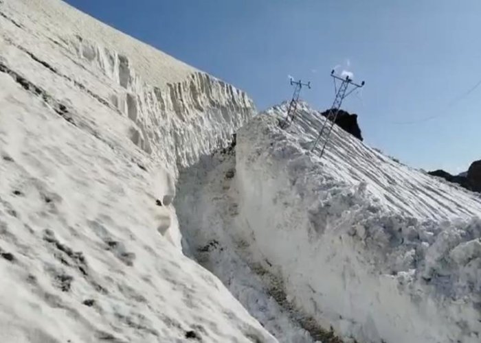 Yüksekova’da haziran ayında 8 metrelik kar tünelleri