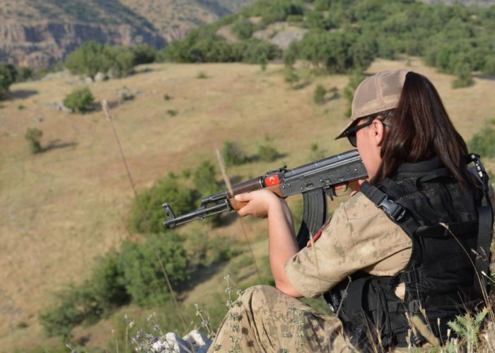 Kadın güvenlik korucusu 6 yıldır eli tetikte görev yapıyor