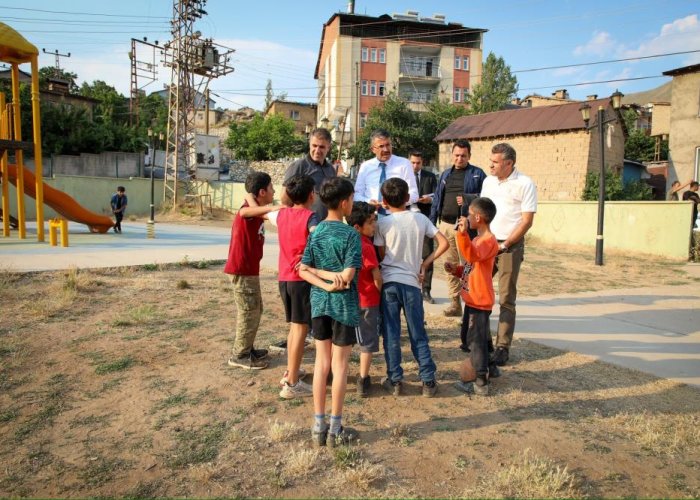 Vali Çelik'ten Yeni mahalleye halı saha müjdesi