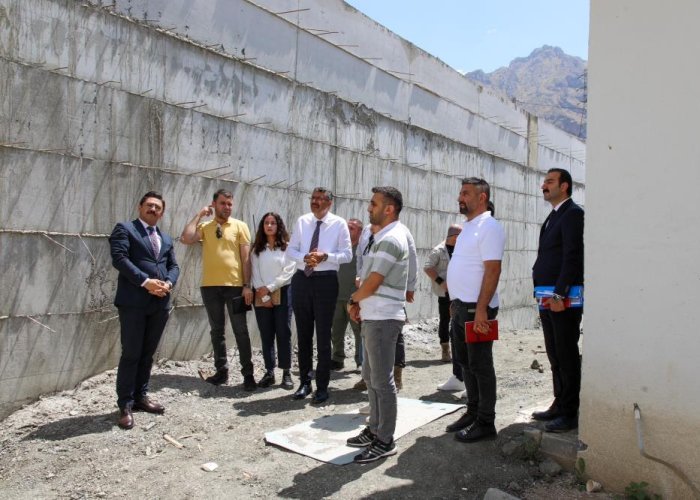 Vali Çelik, mezbahane ve hayvan barınağı inşaatında incelemelerde bulundu