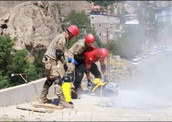 Hakkari Jandarması 599 personele deprem eğitimi veriyor