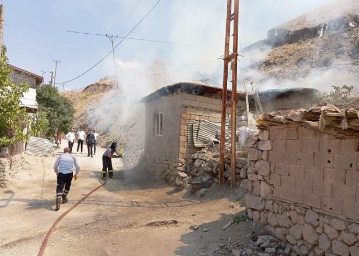 Hakkari’de yangın mahalleliyi korkuttu