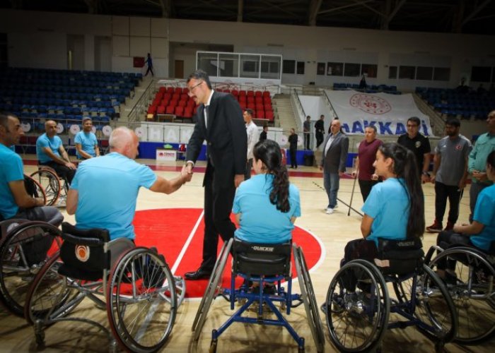 Vali Çelik'ten engelli sporculara sandalye desteği