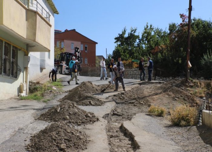 Hakkari’de asfalt yama çalışmaları sürüyor