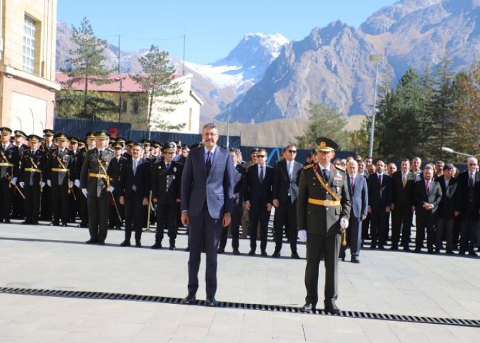 Hakkari'de Atatürk anıtına çelenkler sunuldu