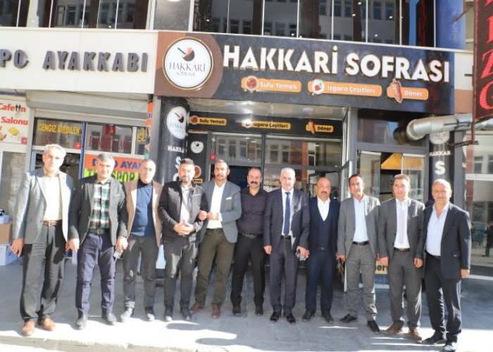 Hakkari’deki muhtarlara dayanışma yemeği