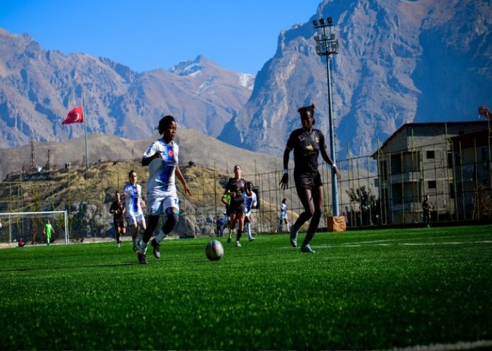 Hakarigücü kadın futbol takımı fark attı