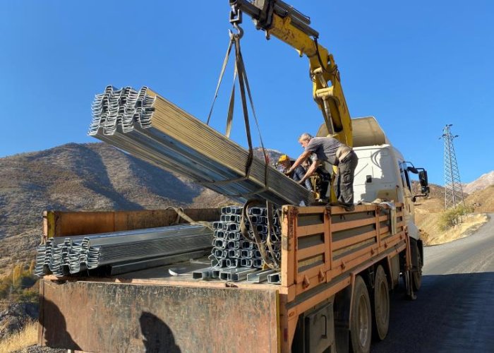 Nehri köyünün yolu çelik bariyerlere kavuştu