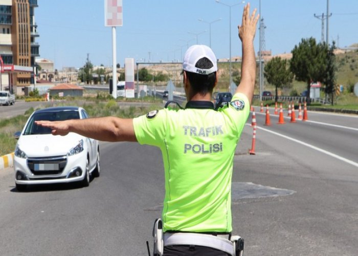 Güzeldere'de onlarca araç yolda kaldı