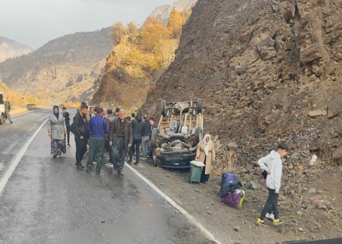 Çukurca karayolunda kaza 11 yaralı