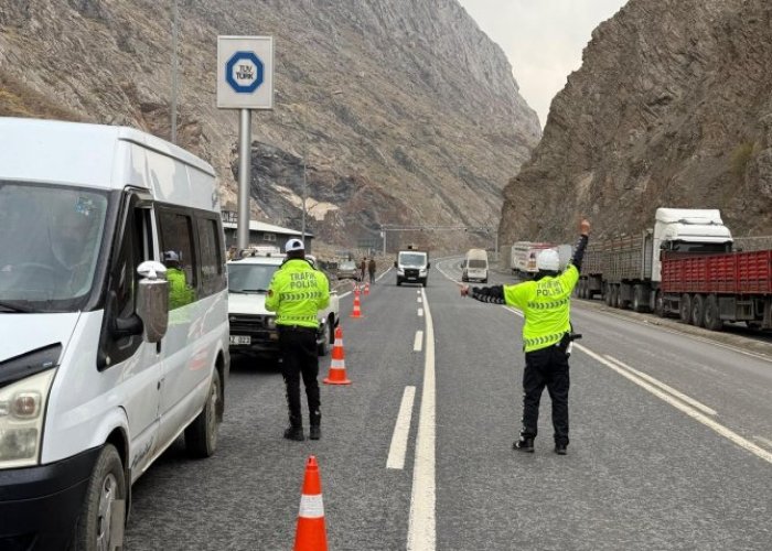 Hakkari Valiliğinde kış lastiği uyarısı