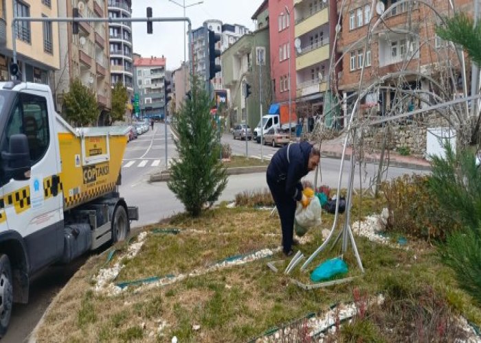 Hakkari’de orta refüjler çöplerden temizlendi